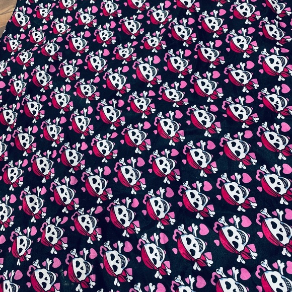 Pink & Black Pirate Skull & Heart Bandana NWT - Picture 2 of 2